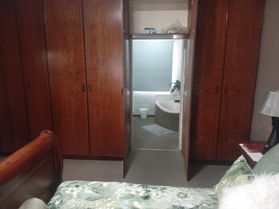 6 Bedroom Property for Sale in Heiderand Western Cape